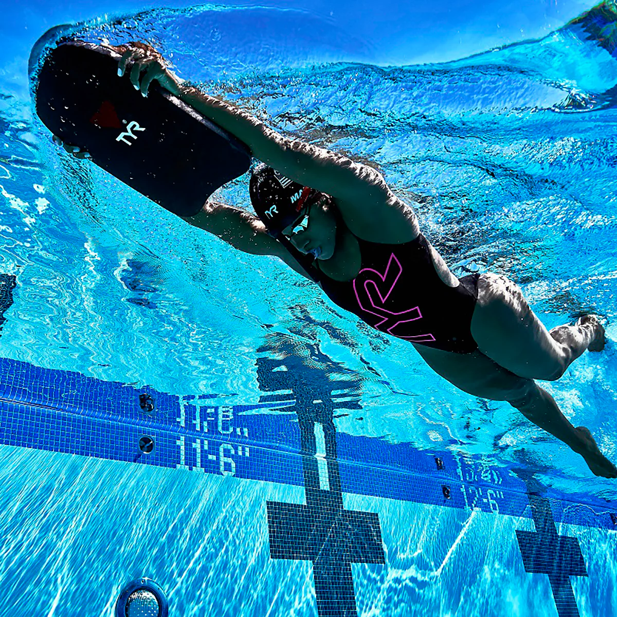 TYR Team Kickboard - Image 3